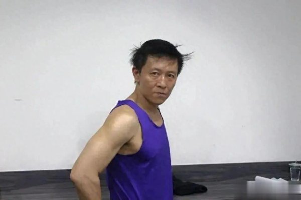 牛盈宝 55岁演员陈光前在家中死亡，多日后被发现，他的爱犬守在一旁